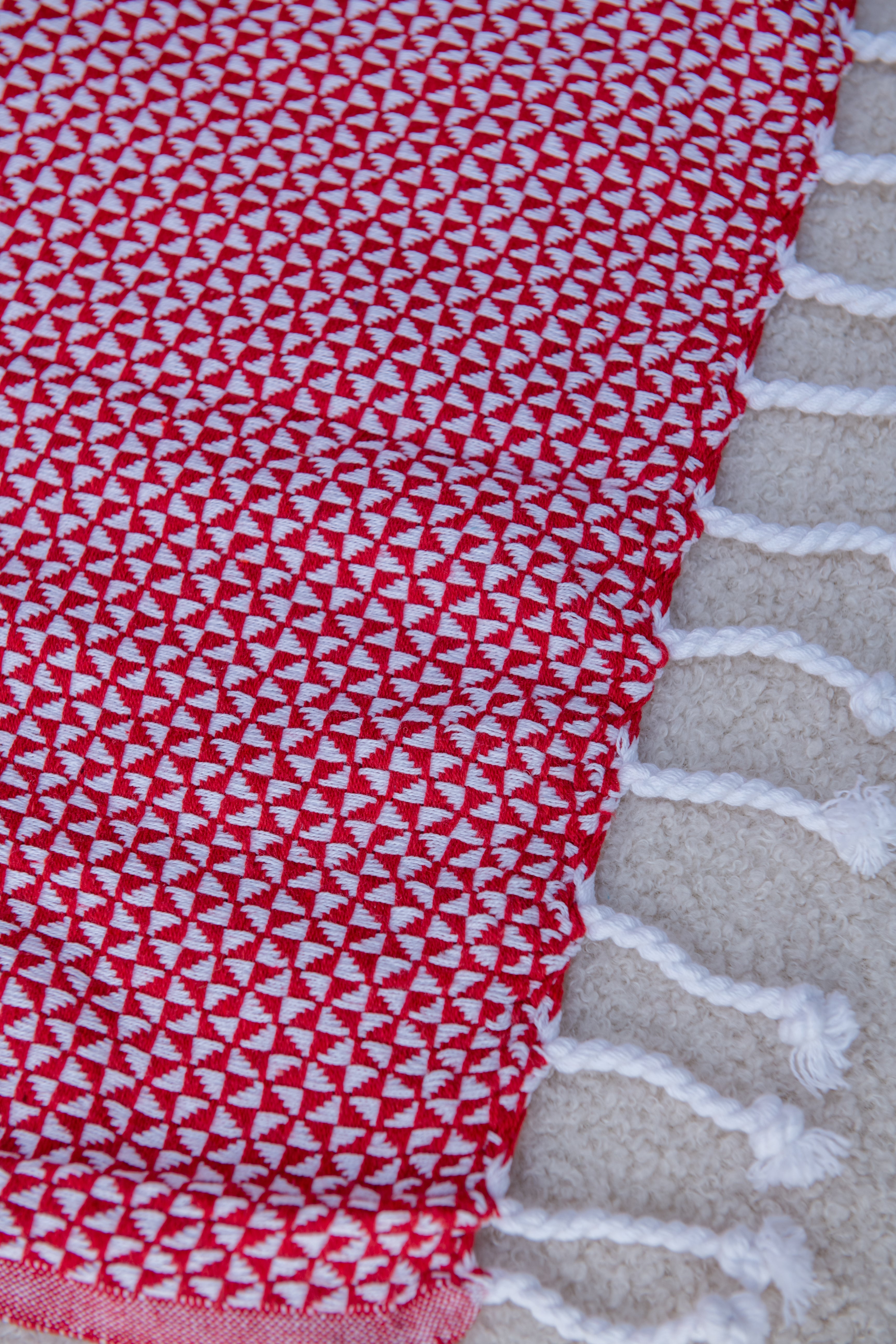 Geometric Pattern Sofa Throw- Red and White